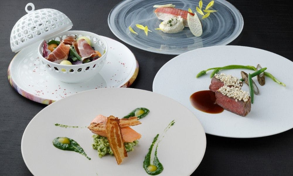 【誕生日や記念日に】乾杯用スパークリングワイン付・カメリアフルコースディナー付（夕朝食付）