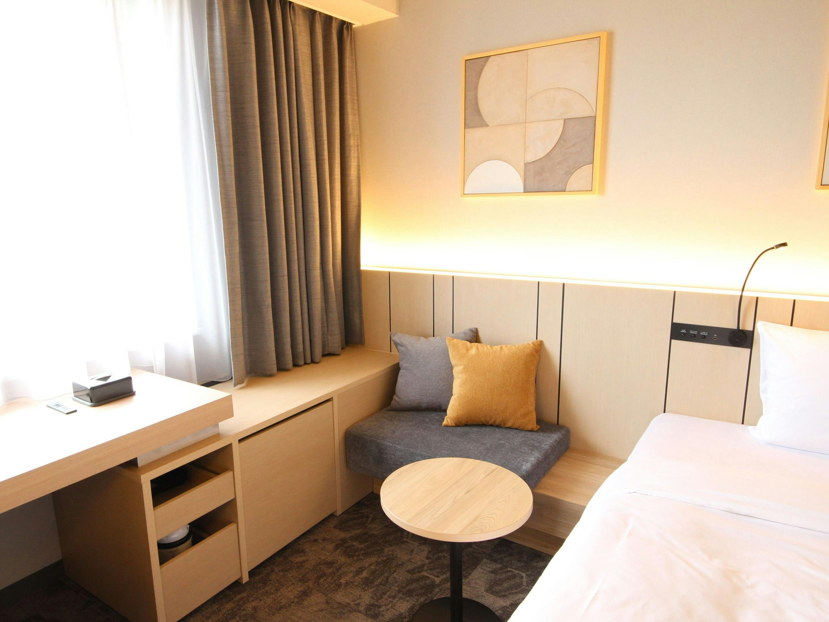 シンプルフロア キングルーム 20SqM