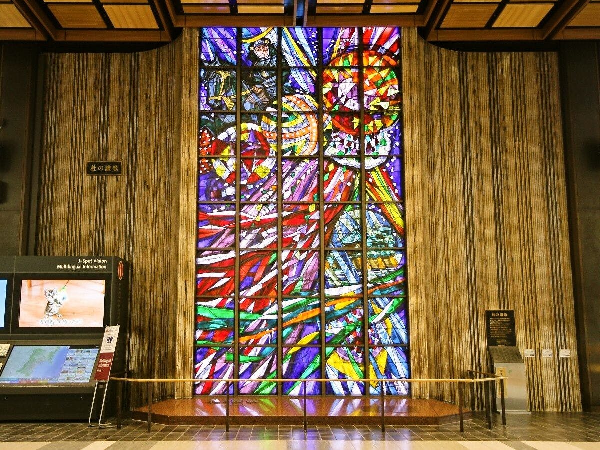 Kaca patri di dalam Stasiun Sendai 'Nyanyian Hutan'