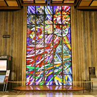 Kaca patri di dalam Stasiun Sendai 'Nyanyian Hutan'