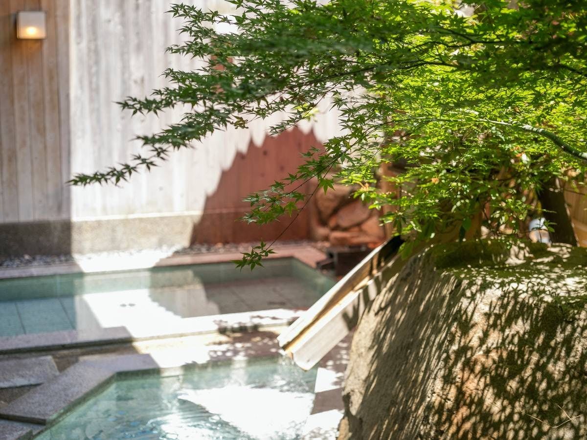 Kolam Mandi Terbuka Lelaki Hana Sumika