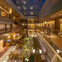 Lobi atrium dengan tiga lantai terbuka