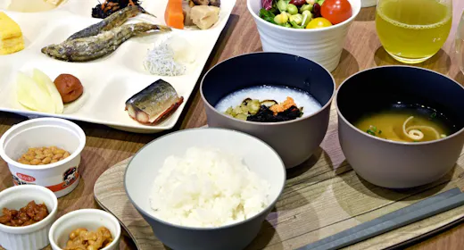 スイートで快適ホテルライフ (朝食付)