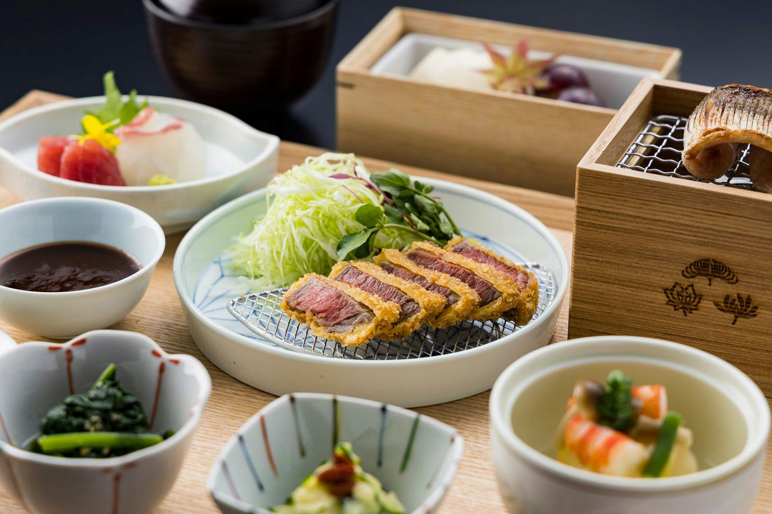 Hidangan makan tengah hari dengan fillet daging lembu goreng (imej ilustrasi)