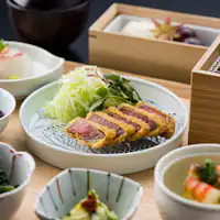 Hidangan makan tengah hari dengan fillet daging lembu goreng (imej ilustrasi)