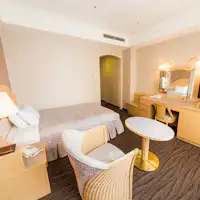 140センチのベッド、26インチ液晶TV完備。