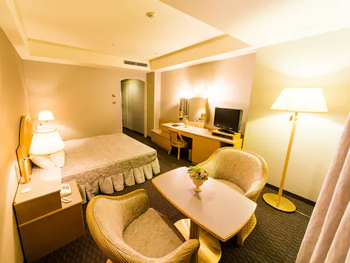 140センチのベッド、26インチ液晶TV完備。