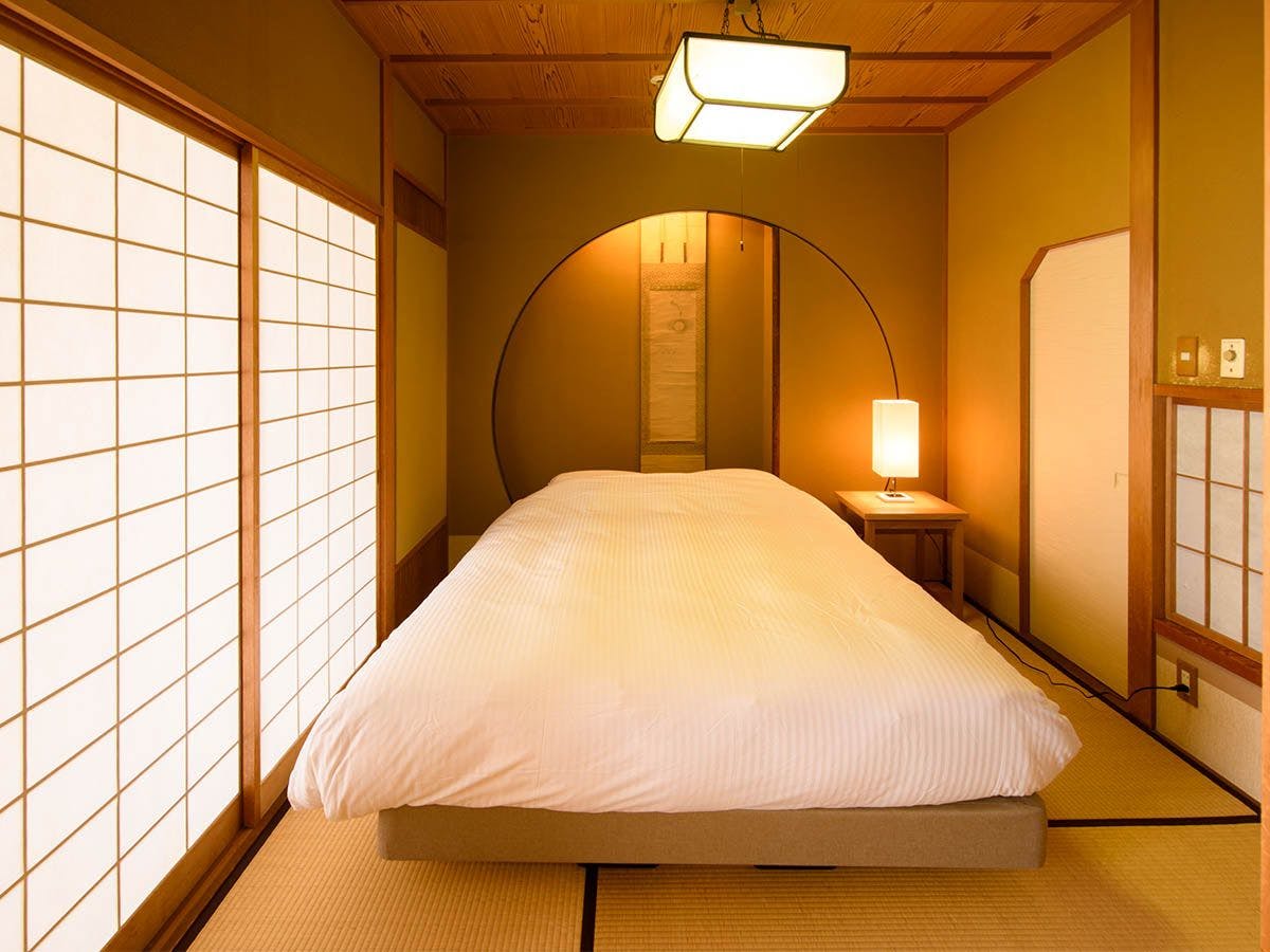 【秋の館・和洋室】10帖+クイーンベッド