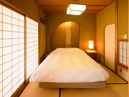 【秋の館・和洋室】10帖+クイーンベッド