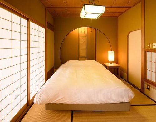 【秋の館・和洋室】10帖+クイーンベッド