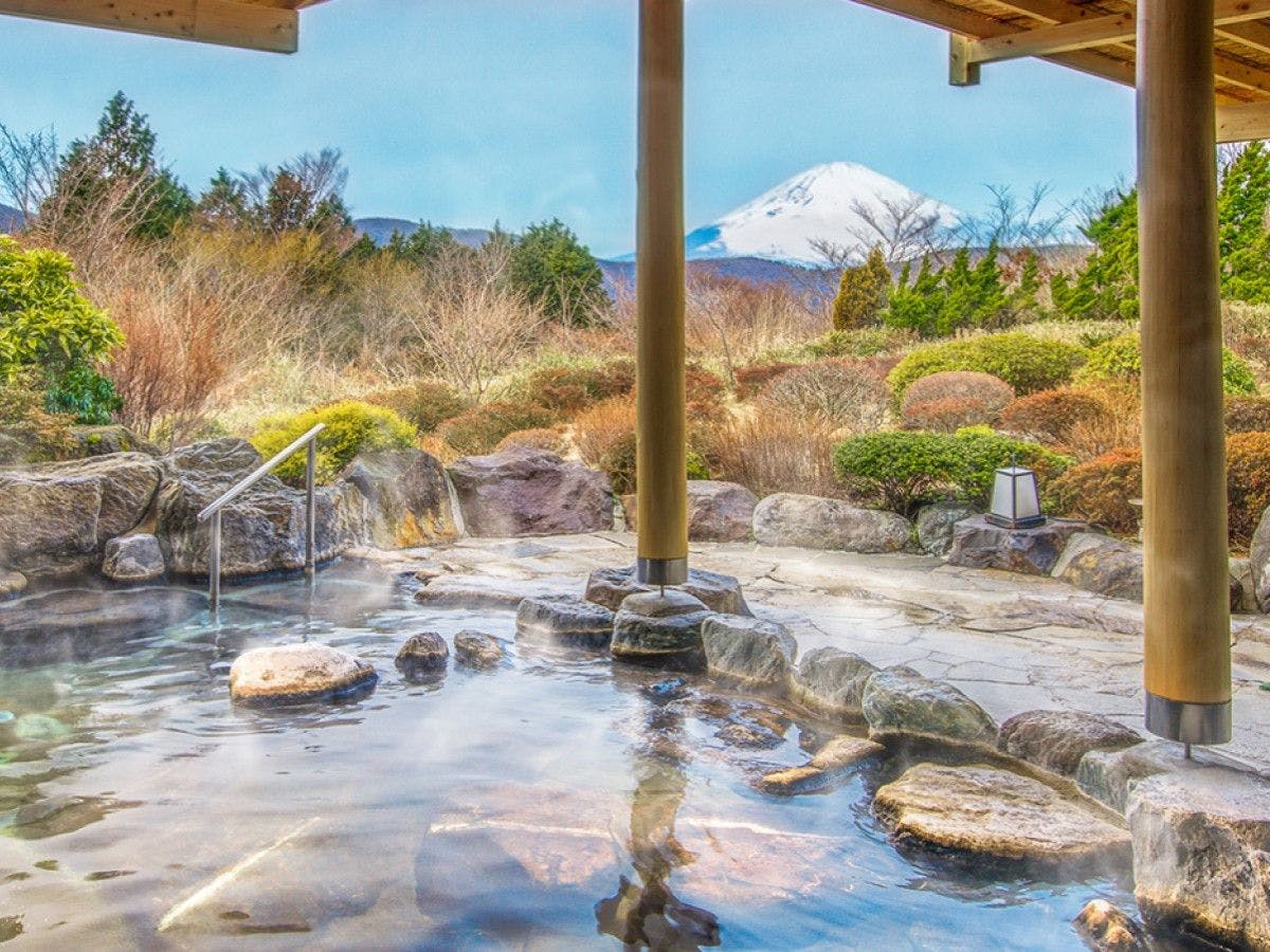 อ่างอาบน้ำกลางแจ้งฟูจิมิที่ระดับความสูง 875 เมตร น้ำพุร้อนเพื่อความงามของผิว