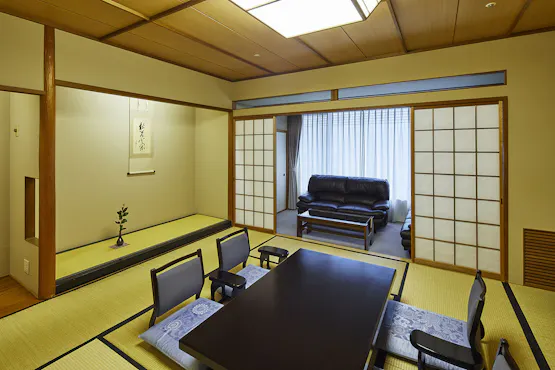 基本客室は全て12.5畳。ソファテーブル付き