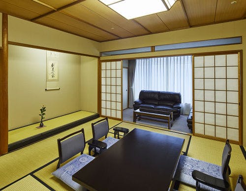 基本客室は全て12.5畳。ソファテーブル付き