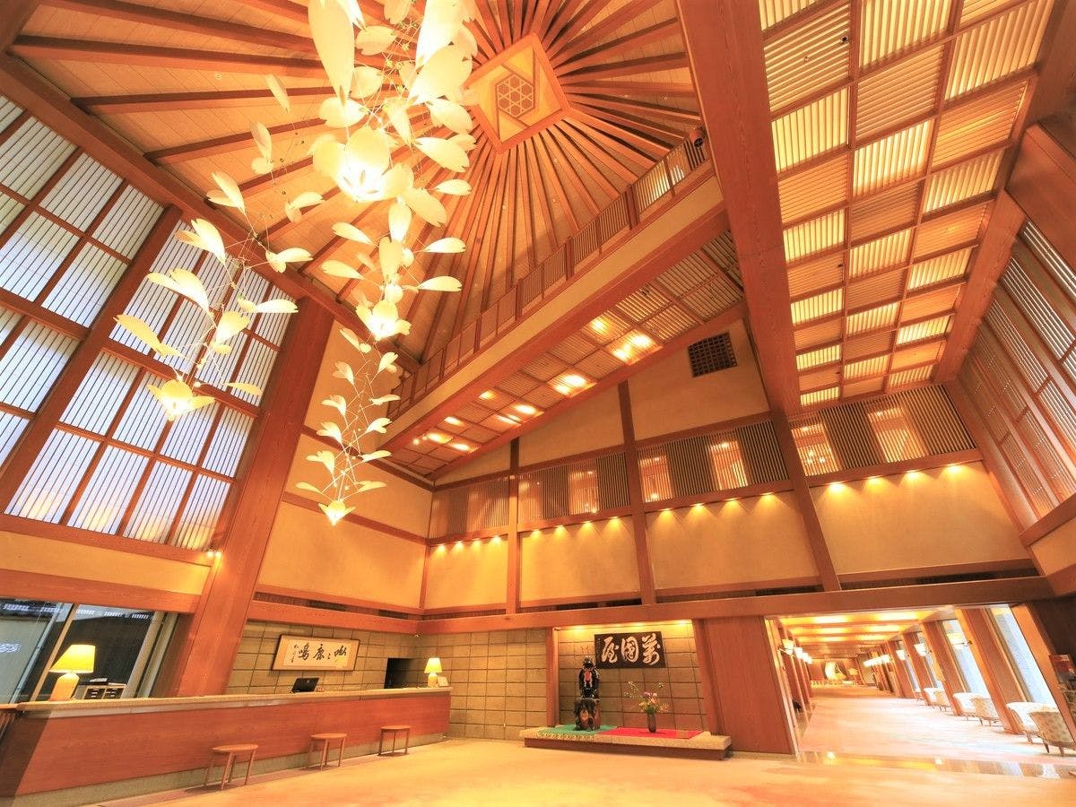 【フロント】3層吹き抜けのフロントロビー