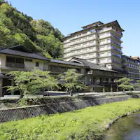 【外観】温海川沿いの緑豊かな立地