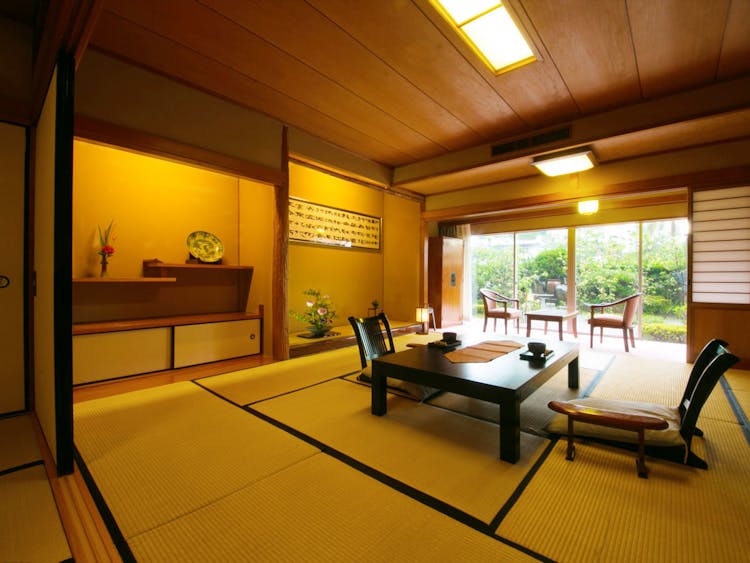 【指宿の棟　和室二間（庭園側）】和室12.5畳+7.5畳のサムネイル画像