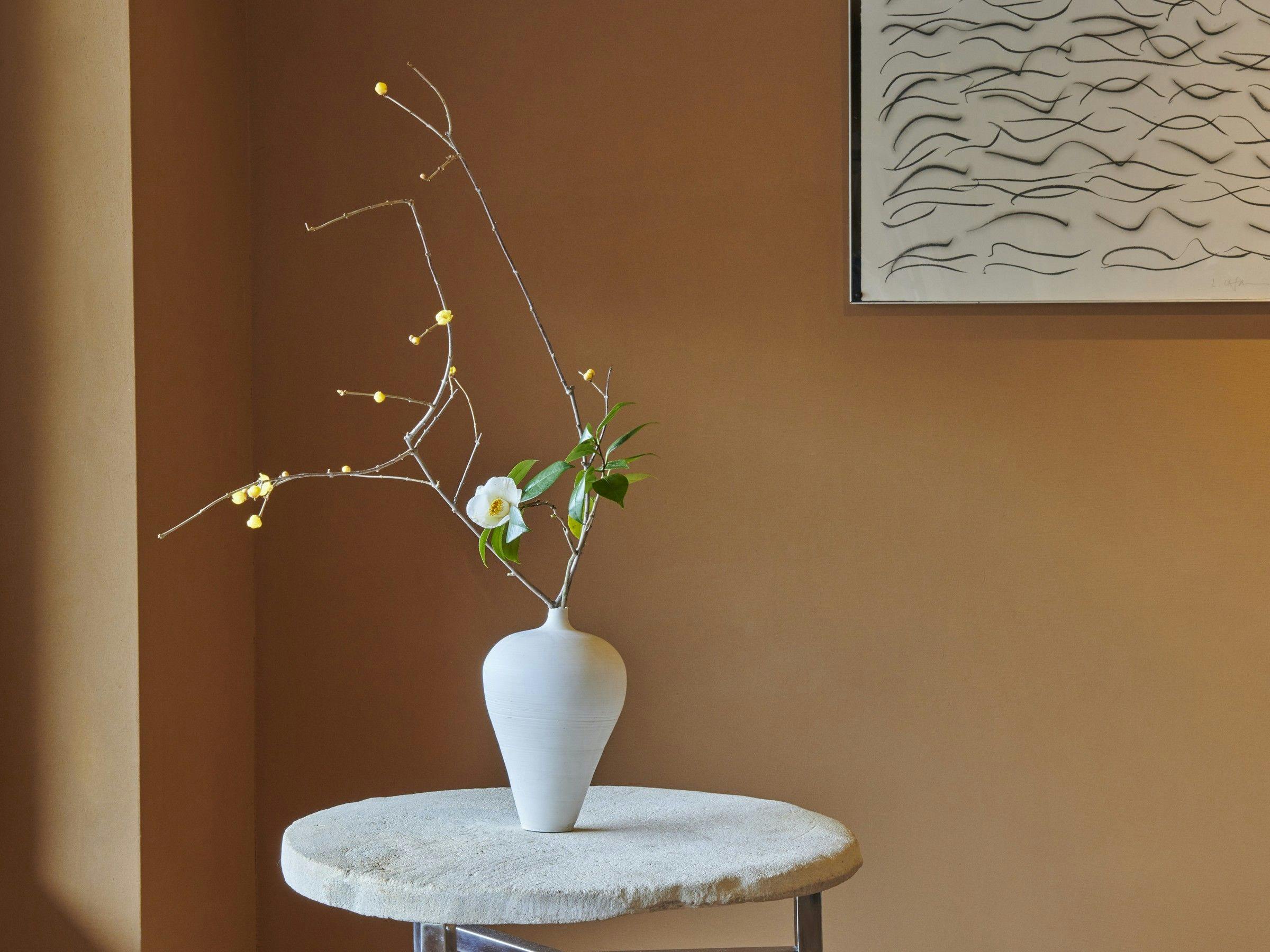 Camellia putih dan bunga lilin