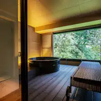 Suite mewah dengan tab mandi luar bilik.