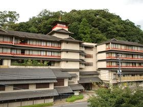 三朝薬師の湯万翆楼