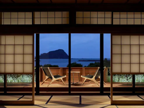 ห้องพักสไตล์ญี่ปุ่นขนาด 10 เสื่อพร้อมระเบียงวิวทะเล