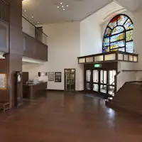 ล็อบบี้ที่มีพื้นที่เปิดโล่งถึงชั้นสอง