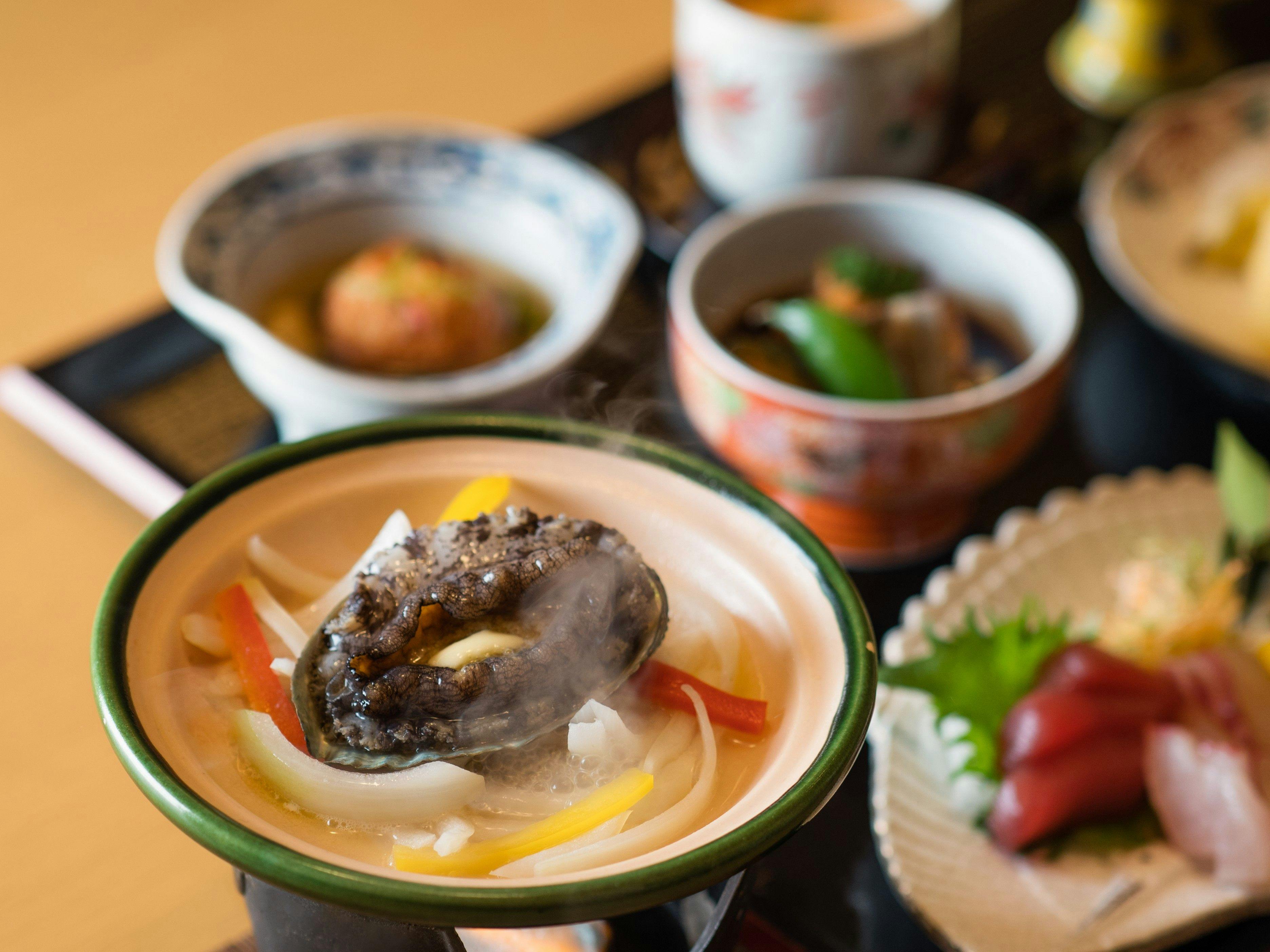 SHIRAHAMA KEY TERRACE HOTEL SEAMORE ホテルシーモア -  【夕食基本】「いけす円座」でお膳料理を堪能！メインはアワビの踊り焼き＜2食付き＞ - 【モデレートトリプル/海を臨む】40平米／4名迄／喫煙 -  一休.com