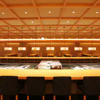 Kemudahan: Kerusi bulat, Kaunter, Kawasan bertingkat