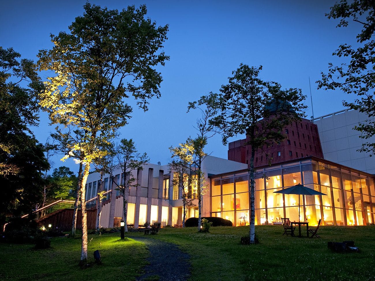 夕暮れ時　ムードあふれるレストラン外観