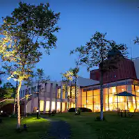 夕暮れ時 ムードあふれるレストラン外観