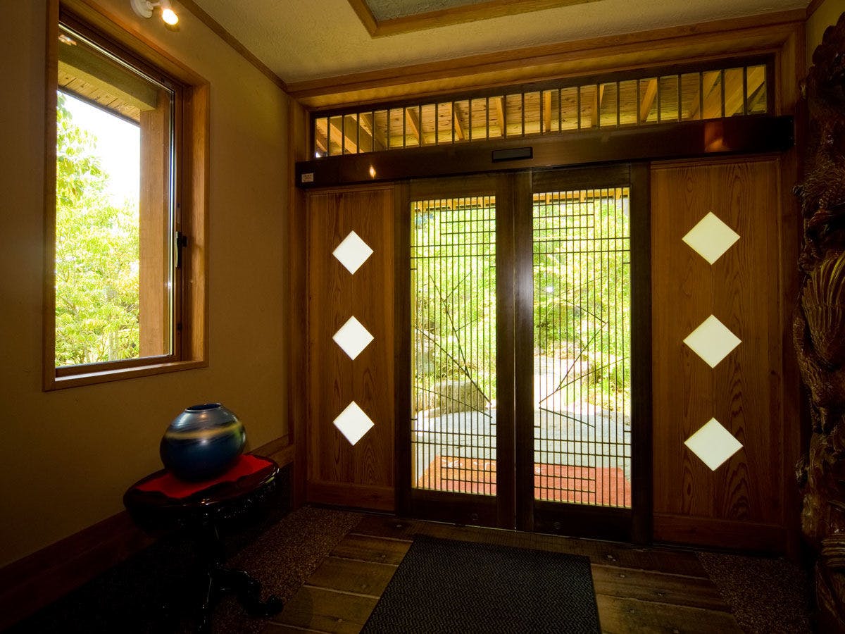 【ロビーから外の緑を望む】