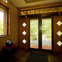 【ロビーから外の緑を望む】