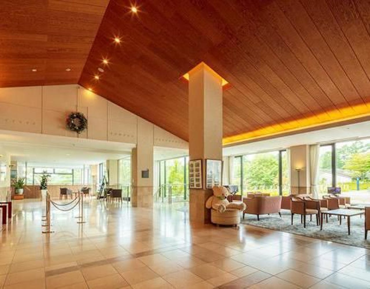 お客様をお迎えするフロントトビー