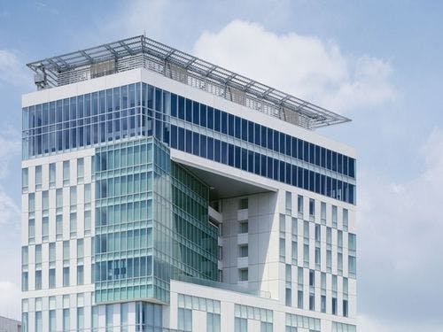 ภายนอกโรงแรม (กลางวัน)