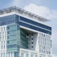 ภายนอกโรงแรม (กลางวัน)