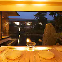 การประดับไฟในตอนกลางคืนของบ่อน้ำร้อนแช่เท้า