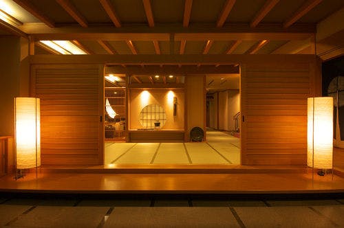 ทางเข้าถูกตกแต่งในสไตล์บ้านซามูไร