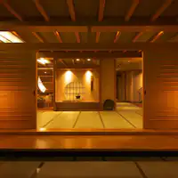 ทางเข้าถูกตกแต่งในสไตล์บ้านซามูไร