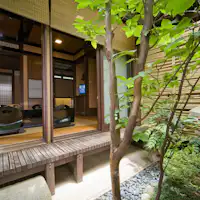 "Yurakutei" menawarkan pemandangan taman yang hijau.