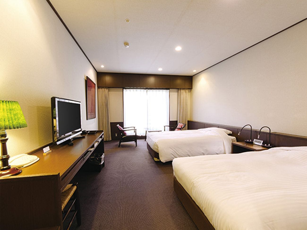 Kamar twin bergaya barat dengan balkon di lantai 4