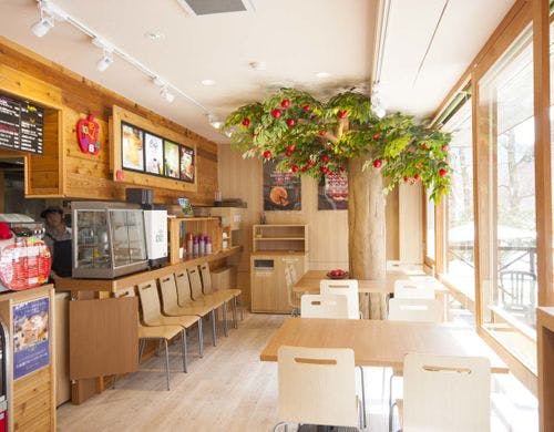 対岸にはアップルパイで有名なトワサンク