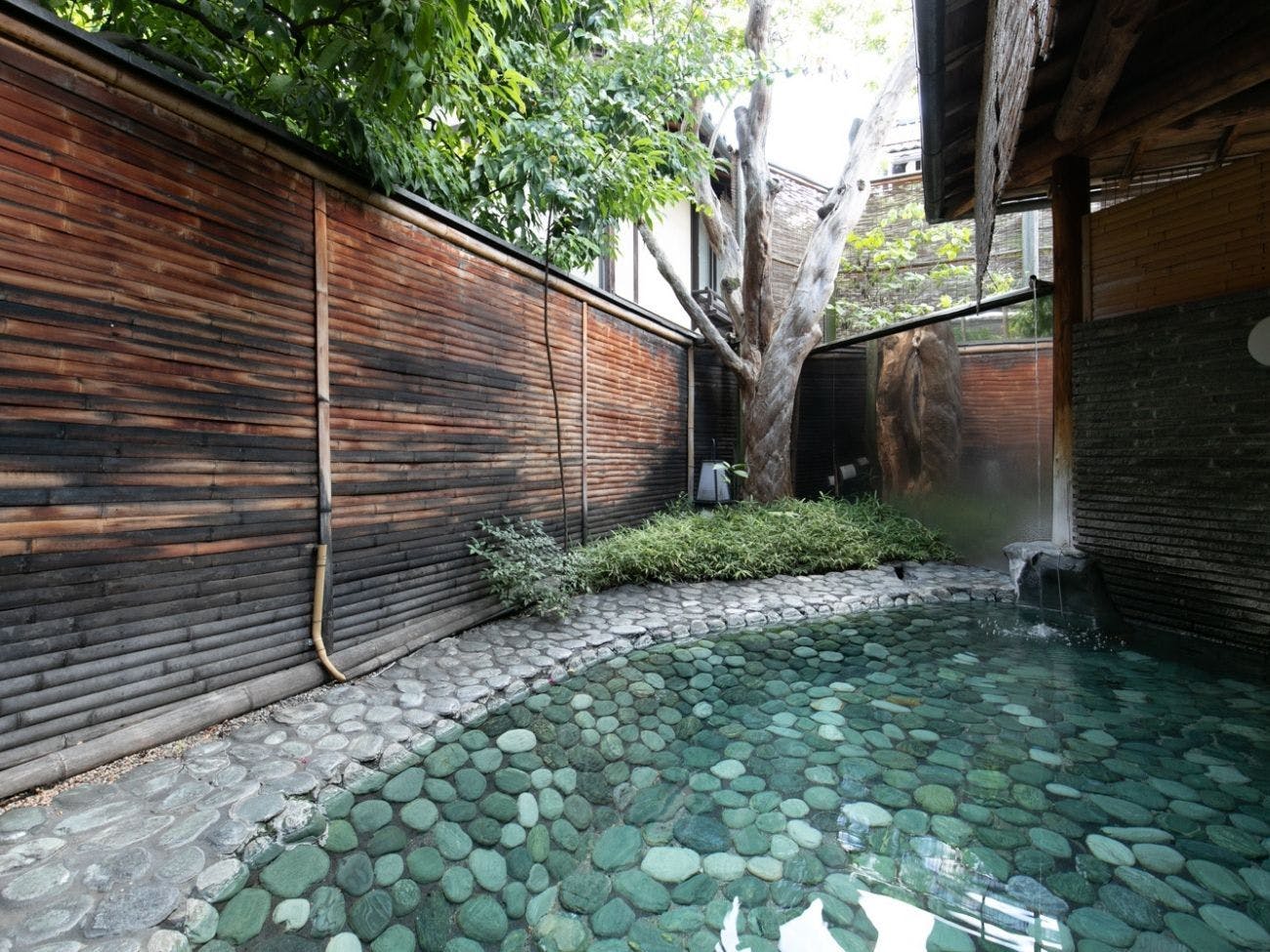 ○殿湯 (เช้า) อ่างอาบน้ำกลางแจ้งปูด้วยหินสีน้ำเงิน