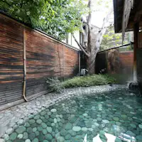 ○殿湯 (เช้า) อ่างอาบน้ำกลางแจ้งปูด้วยหินสีน้ำเงิน