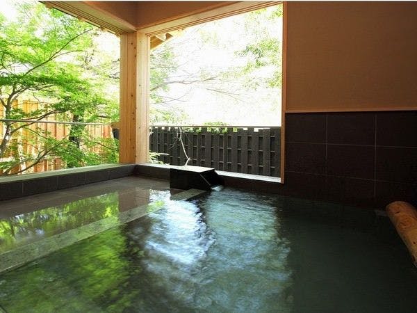 新たに完成した貸切露天風呂「蛍雪の湯」