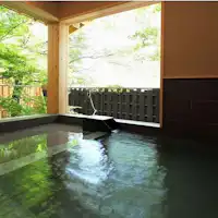 新たに完成した貸切露天風呂「蛍雪の湯」