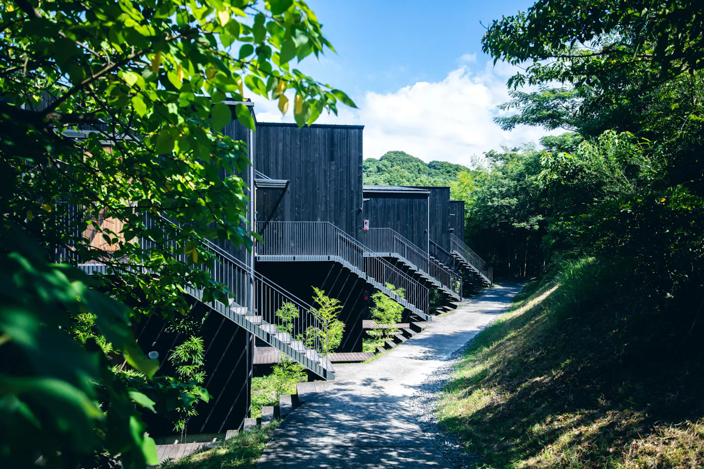 時地人 - JIJIJIN Matsuyama:森の中の客室棟