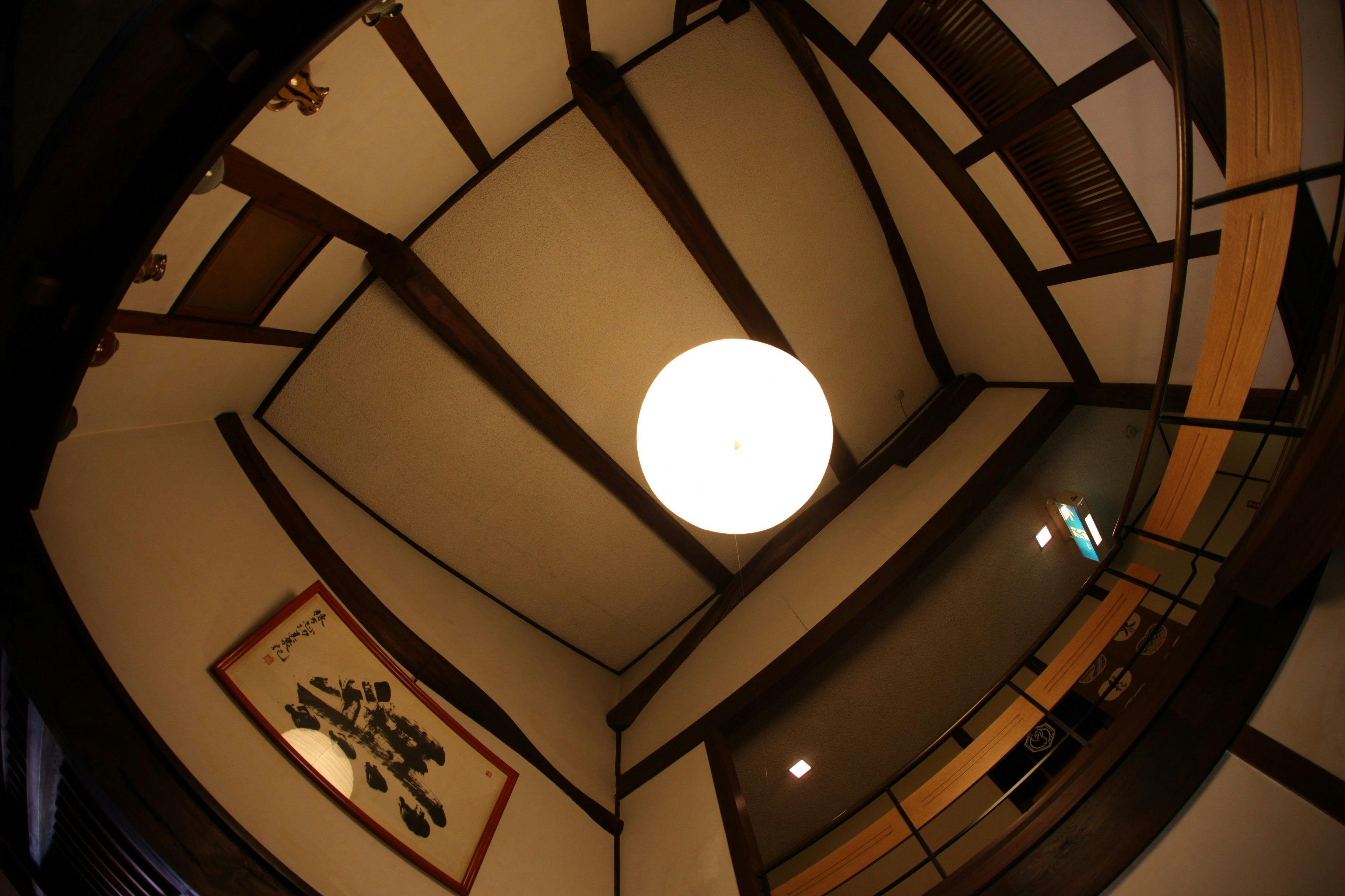 ロビーから2階を見上げて