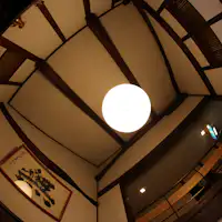 ロビーから2階を見上げて