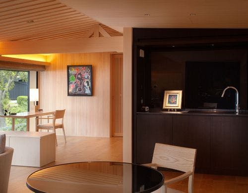 贅奏スイート　テーブルスペース