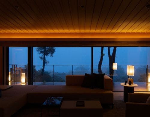 贅奏スイート　リビングから眺める夕景