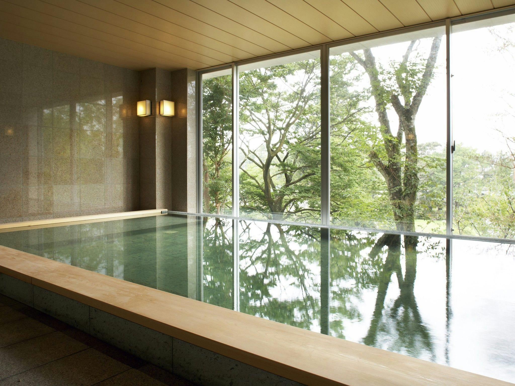 น้ำพุร้อนธรรมชาติขนาดใหญ่สำหรับแขกที่พักเท่านั้น